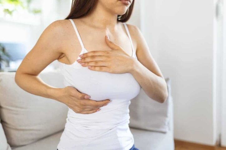 Mujer con síntomas de malestar, posible problema de salud.