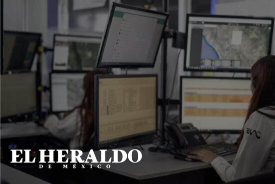 Centro de monitoreo con múltiples pantallas para rastreo satelital y control 24/7.