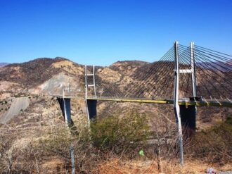 Puente colgante con monitoreo 24/7 y rastreo satelital.