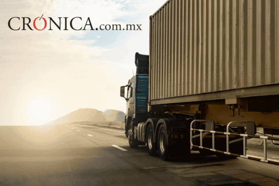 Camión con contenedor en carretera con monitoreo satelital y torre de control 24/7.