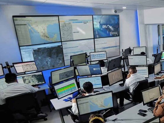 Sala de control con monitoreo satelital y vigilancia 24/7 para flotillas y cargas.