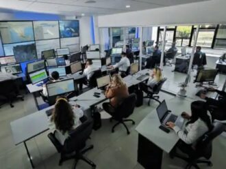 Sala de control con monitoreo 24/7, rastreo satelital y custodias físicas.
