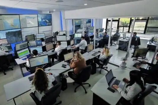 Sala de control con monitoreo 24/7, rastreo satelital y custodias físicas.