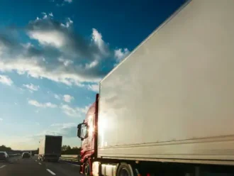 Camión en carretera con sistema de rastreo satelital y monitoreo 24/7.