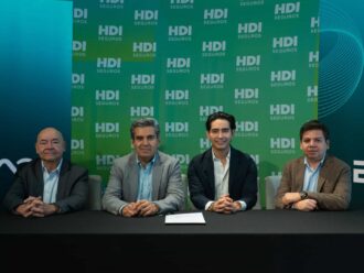 Equipo de expertos en prevención y monitoreo satelital en reunión.