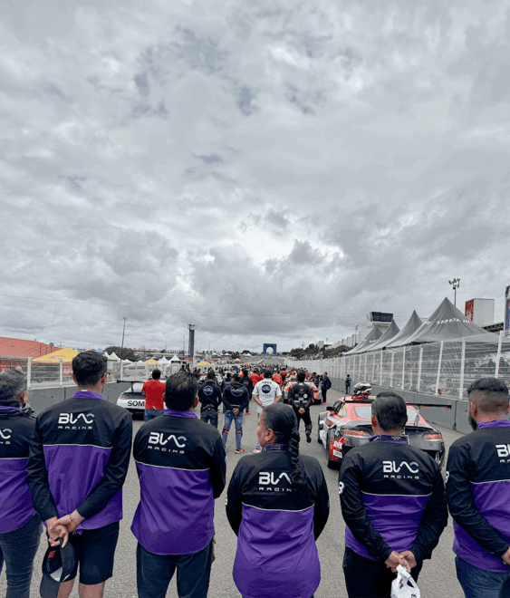 Equipo de seguridad y monitoreo en evento con tecnología satelital y torre de control.