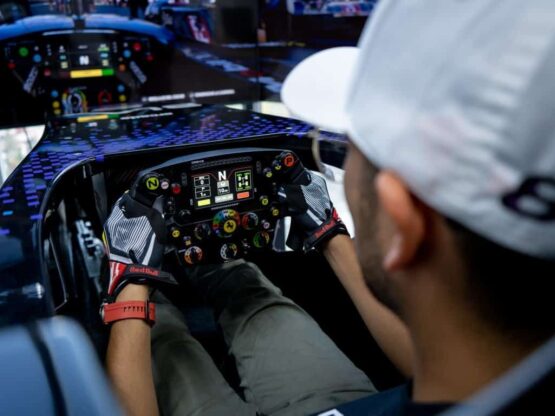 Piloto en simulador de carreras con monitoreo 24/7 y rastreo satelital.