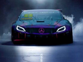 Coche de carreras Mercedes-Benz con tecnología de rastreo satelital y monitoreo 24/7.