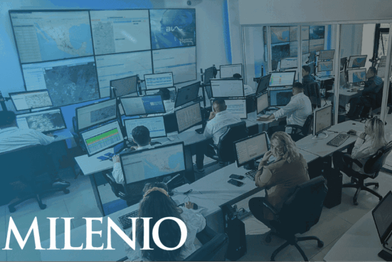 Centro de control con monitoreo satelital y vigilancia 24/7.