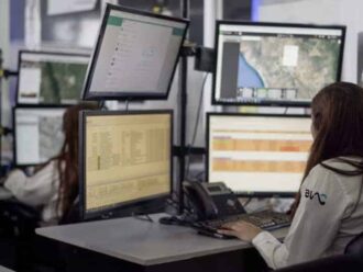 Control de monitoreo satelital y gestión de riesgos en tiempo real.
