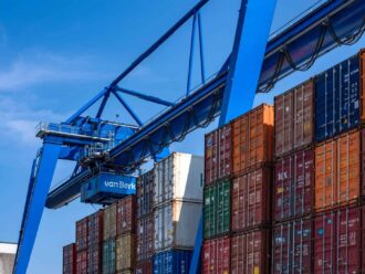 Grúa portuaria y contenedores para rastreo y seguridad logística.