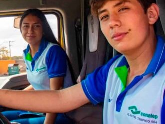 Jóvenes en capacitación para transporte con tecnología de rastreo y monitoreo.