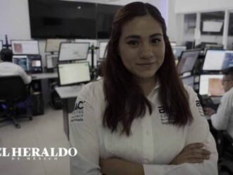 Mujer en centro de control con monitoreo satelital y vigilancia 24/7.