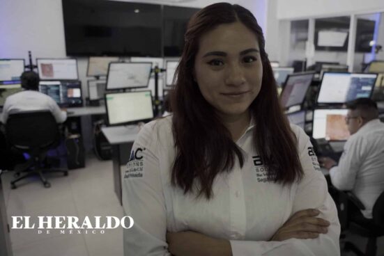 Mujer en centro de control con monitoreo satelital y seguridad 24/7.